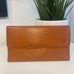 Rare Color Louis Vuitton Vintage Epi Leather Trifold International Wallet